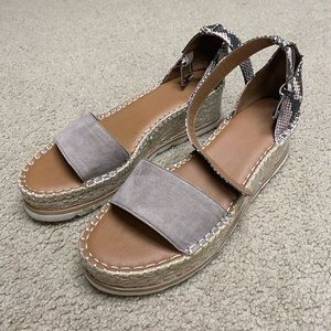 Universal thread women’s size 12 platform snake skin print sandals